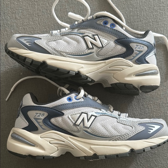 New Balance 725 Blue and White Sneakers - Picture 1 of 5
